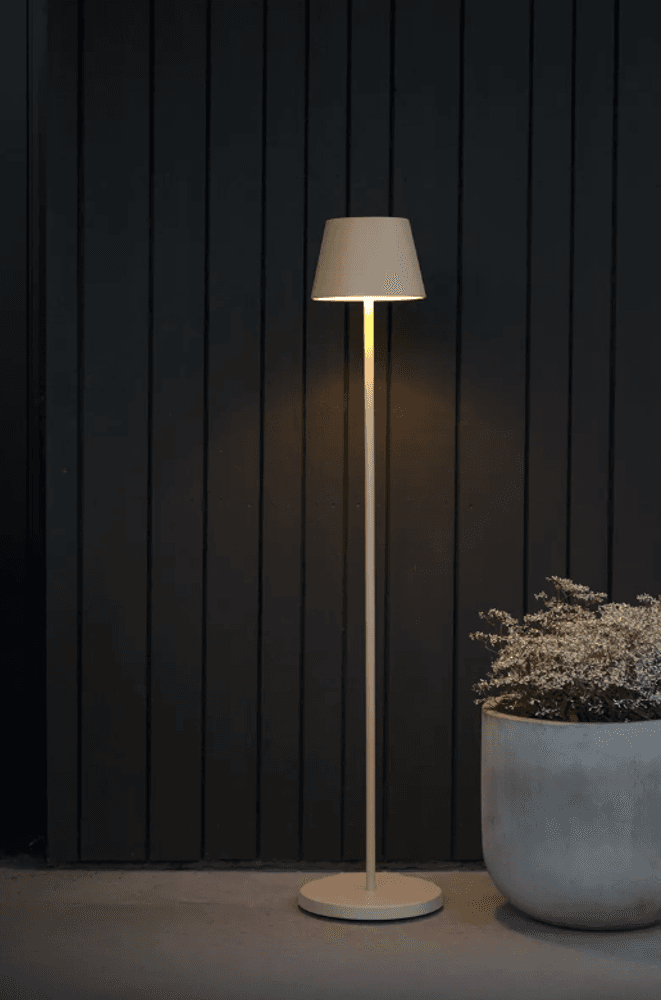 Trend Collection Pomezia gulvlampe – oppladbar og dimbar, matt sand