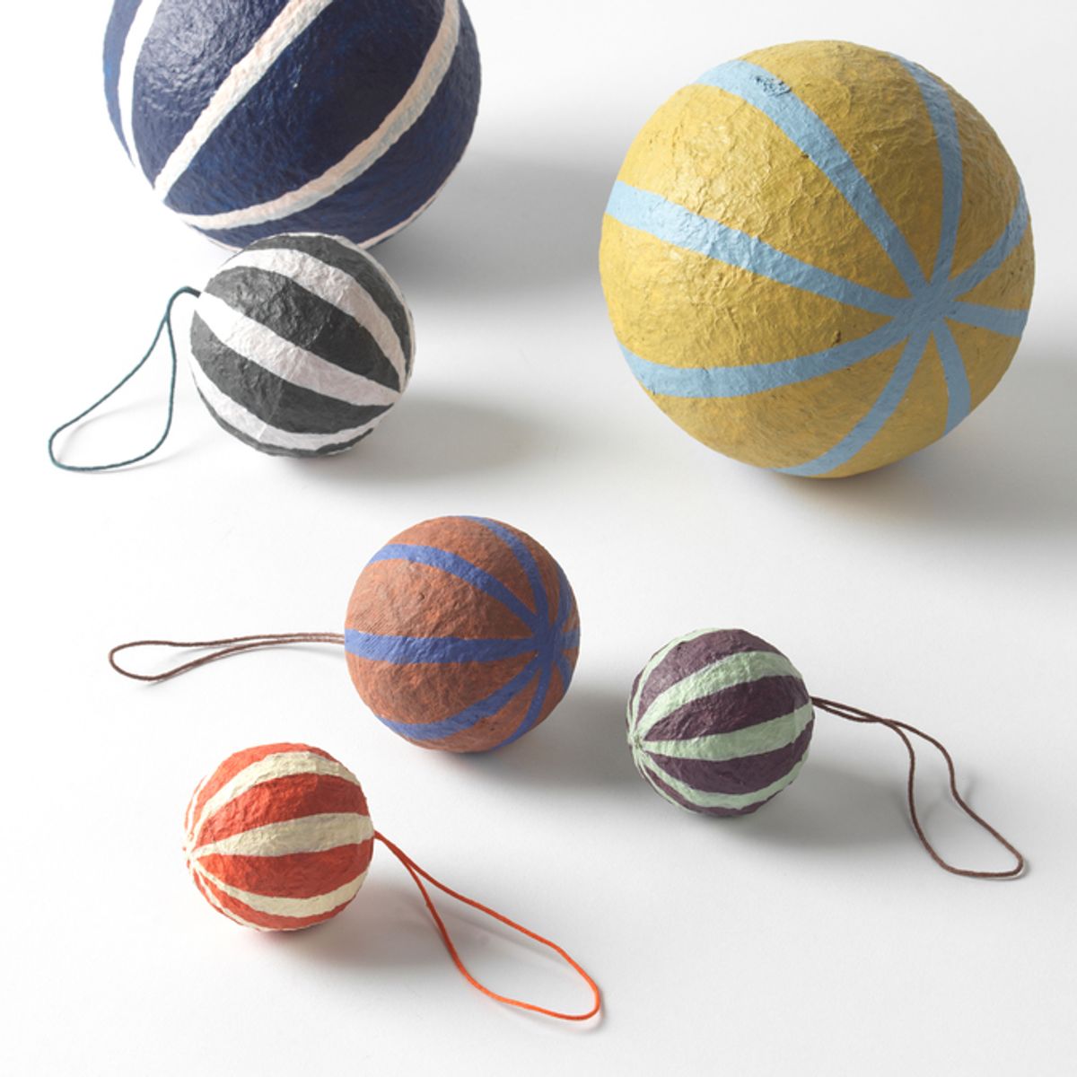 Broste Copenhagen Sphere Julekule Medium Sort