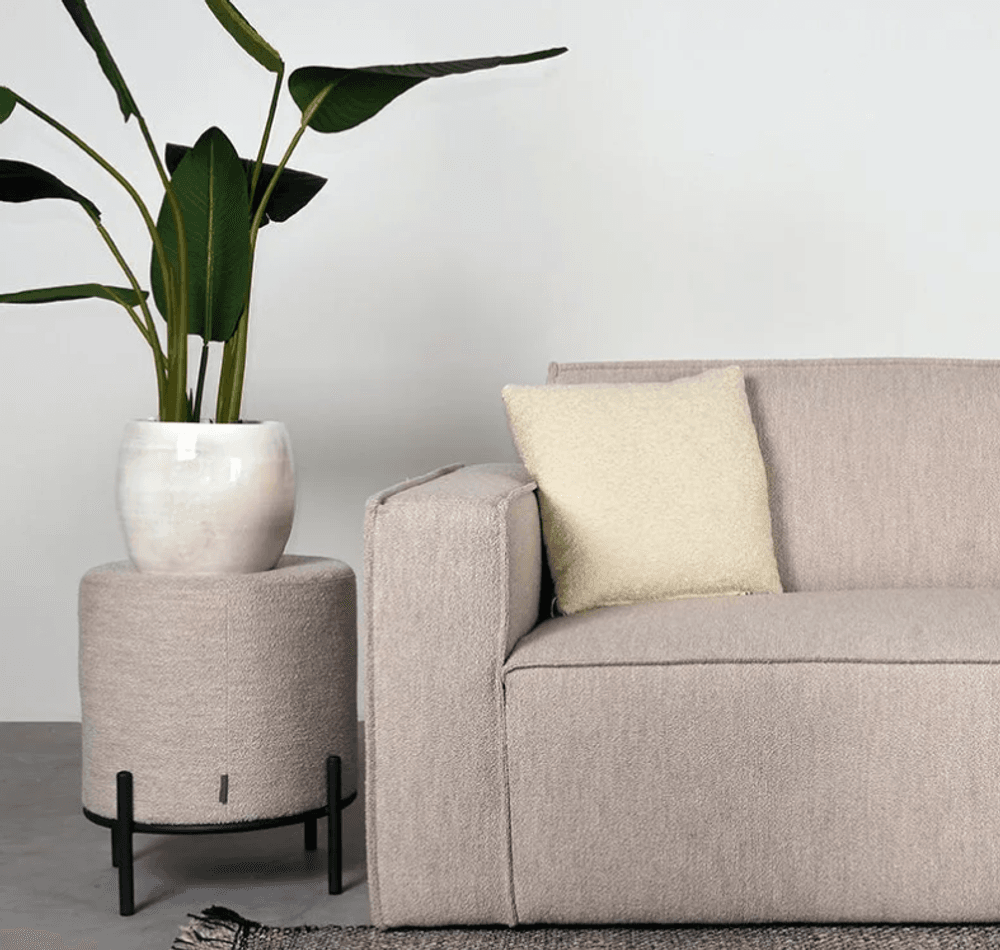 Trend Collection – Kay Høyre Sofa 2,5 Sete + Ottoman R – Alpine Natural
